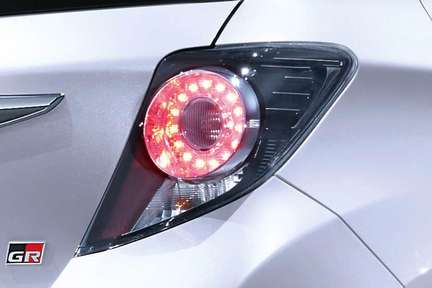 専用LED式リヤコンビネーションランプ(スモークレンズ)