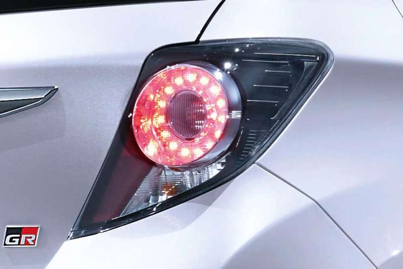 専用LED式リヤコンビネーションランプ(スモークレンズ)