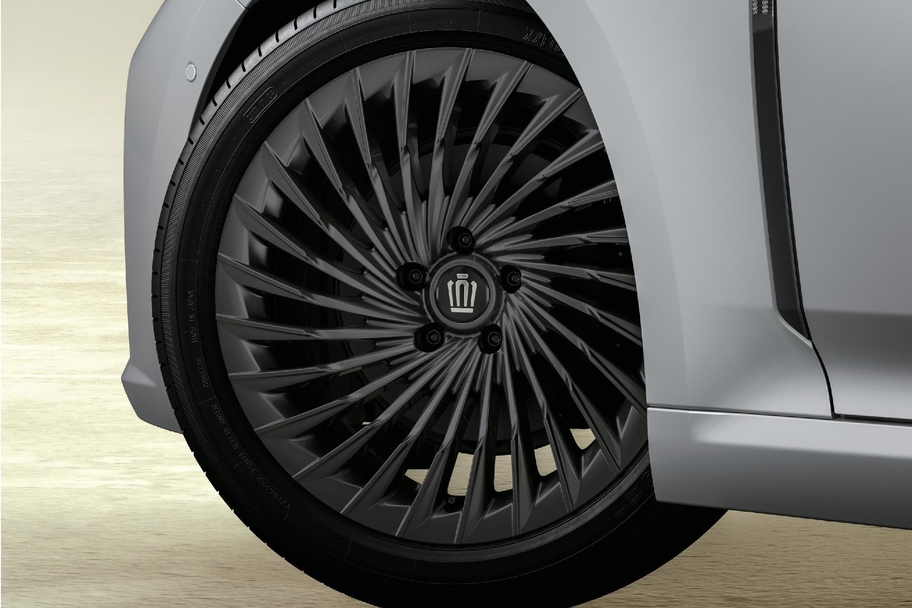 70th anniversary 特別装備●245/45ZR20タイヤ&20×8 1/2Jアルミホイール(マットブラック塗装)