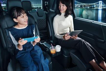 【モデル入り素材】車内Wi-Fi　イメージ