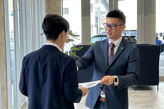 営業スタッフ仕事風景