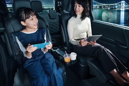 【モデル入り素材】車内Wi-Fi　イメージ