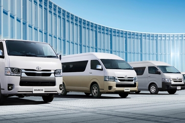 （左）：VAN・2WD・2800ディーゼル・標準ボディ・スーパーGL